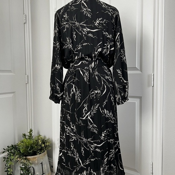 H&M Women’s Black White Floral Pleated 3/4 Sleeve Tie Waist Midi Dress - Picture 3 of 9